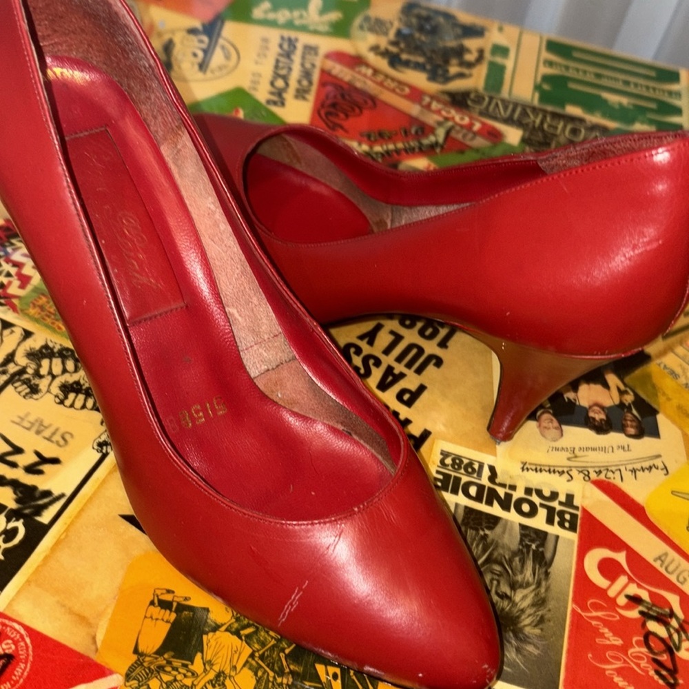 Vintage red pumps / heels